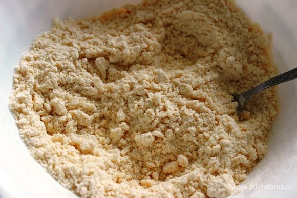 Основу пирога составляет тесто-крошка. Для этого необходимо соединить размягченное масло (маргарин), муку (отмерять ложками с горкой), соль, сахарный песок (2 ст.л.) и разрыхлитель теста. Все перемешать и с помощью вилки сделать крошку.