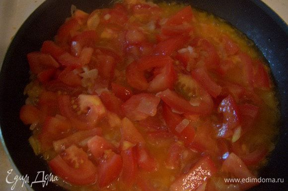 Порезать лук и обжарить его на сковороде в растительном масле, добавить помидоры и немного потушить вместе с луком.