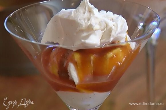 Подавать мороженое в прозрачных бокалах с карамельным соусом и ореховой нугой.