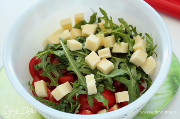Овощной салат с рукколой и сыром фета