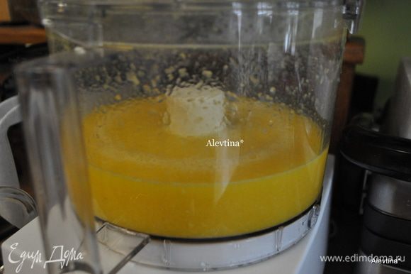 Переложить готовые апельсины в фудпроцессор и измельчить до состояния жидкости.