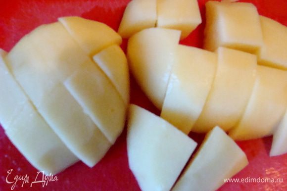Картофель почистить, порезать в несколько раз крупнее сельдерея, добавить в кастрюлю.