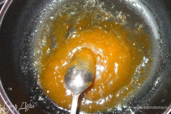 Для «желтка»: густой абрикосовый или апельсиновый джем прогреть на сковородке и добавить немного сливочного масла. Тщательно перемешать. Охладить.