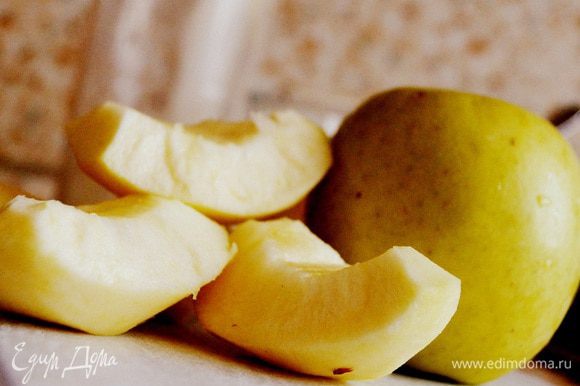 Очистить яблоки, удалить сердцевину. Нарезать кубиками или тонкими ломтиками. Положить яблоки в отдельную миску.