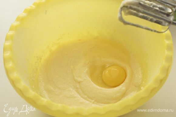 В большой миске взбить миксером масло, сахар. По одному добавить яйца, хорошо взбивая после каждого.