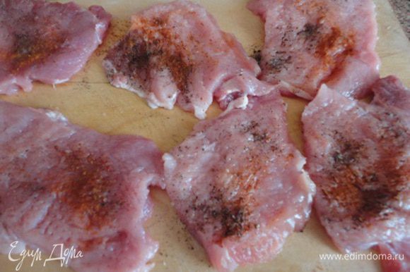 Филе свинины нарезать ломтиками в 2 см, слегка отбить, посолить, поперчить и обжарить с двух сторон. Мясо убрать.