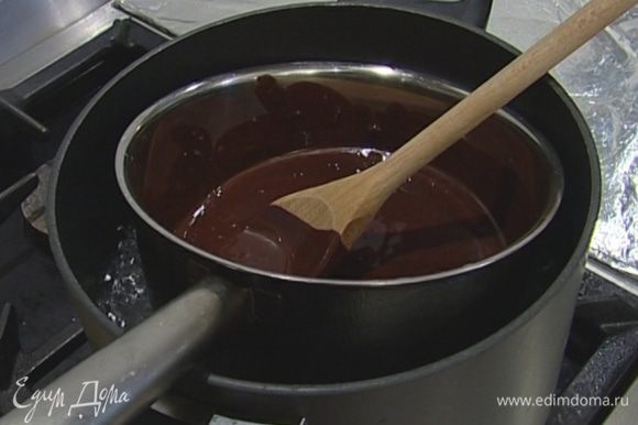 Шоколад растопить на водяной бане, добавить в него оставшееся сливочное масло.