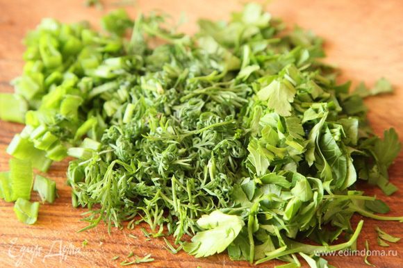Айсберг (можно взять любой листовой салат) рвем крупными кусками, добавляем в салатник. Нарезаем зелень, тоже отправляем в салатник.