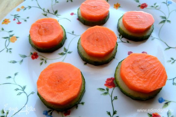 Раскладываем на тарелке,сверху кладём кружочки свежей моркови для красоты и пользы)))