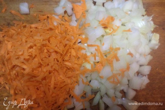 Картофель очистить, нарезать брусочками. Луковицу очистить, нарезать маленькими кубиками. Морковку очистить, натереть на крупной тёрке.