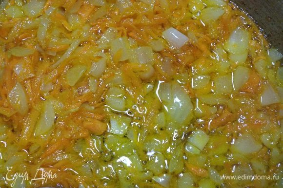В сковородке разогреть 3 ст. лож. растительного масла, обжарить лук с морковью.