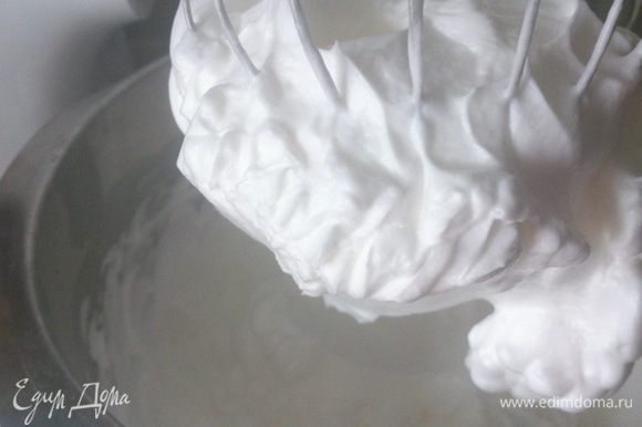 Белки слегка взбить со щепоткой соли и добавляя постепенно белый сахар, взбить до крепкой пены.