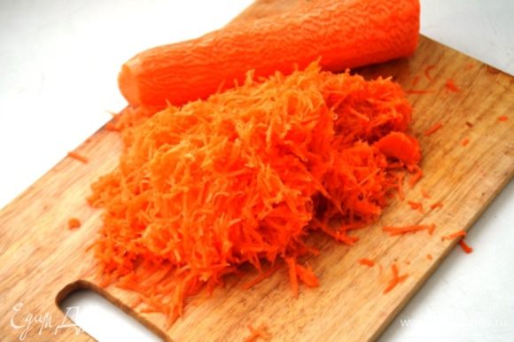 Морковь помыть, почистить и натереть на МЕЛКОЙ терке.