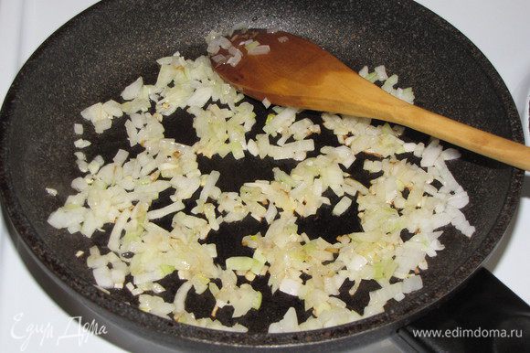 Лук мелко нарезать, и обжарить 1 минуту на оливковом масле вместе с 1 ст. л. тертого корня имбиря.