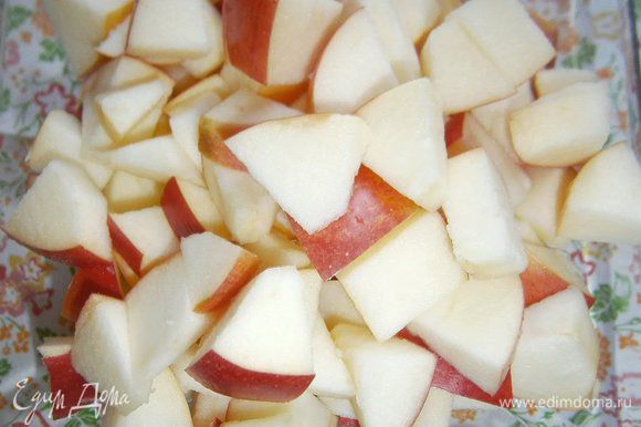 Яблоки очистить от сердцевины и нарезать крупными кубиками.