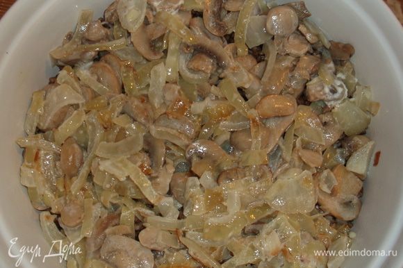Обжариваем в масле нарезанный лук и грибы (если с мясом, то добавляем порезанное мясо), добавляем сметану и тушим несколько минут, выкладываем на гречку.