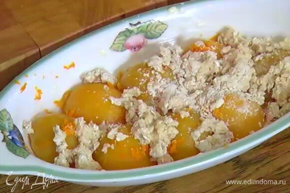 Выложить тесто на персики и выпекать в разогретой духовке 25–30 минут.
