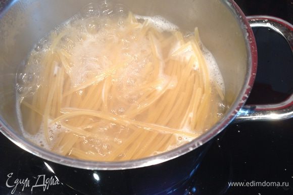 Отварите спагетти в подсоленной воде до состояния аль денте, добавьте 1 ст л оливкового масла, накройте крышкой и дайте настояться.