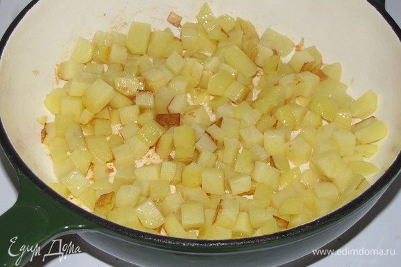 Картофель нарезать таким же кубиком и пожарить в отдельной сковороде. Затем соединить с баклажанами и перемешать.