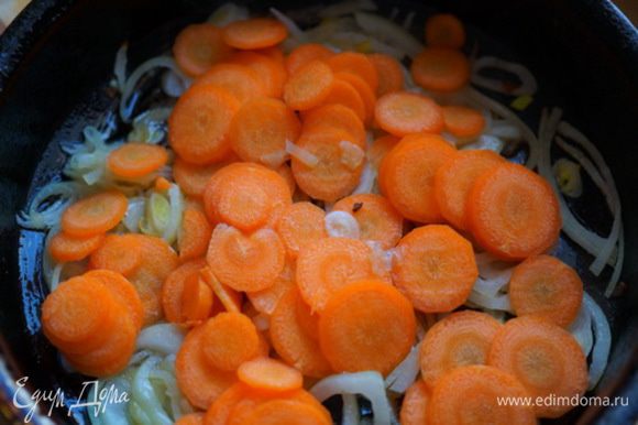 Обжарив лук на сковороде добавляю порезанную кольцами (в супе я люблю крупно порезанную морковь) морковь, обжариваю. Затем добавляю томатную пасту, измельченный помидор и красный перец. Заправку кипячу 3-5 минут и снимаю с огня.