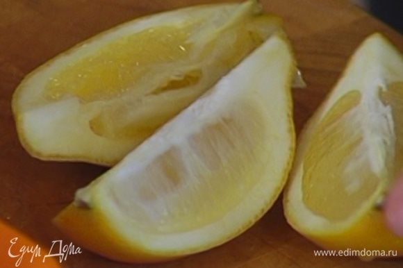 Вторую половинку лимона разрезать пополам.