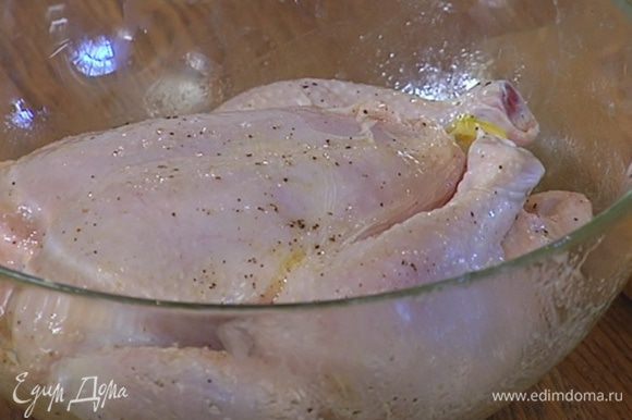 Тушку цыпленка вымыть и «искупать» в оливково-лимонной заправке. Поместить внутрь тушки все кусочки лимона.