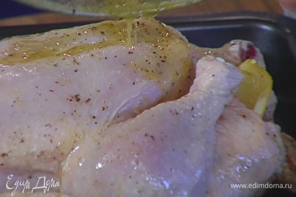 В небольшой противень с высокими бортами уложить цыпленка, полить оставшейся заправкой и запекать в разогретой духовке 30 минут.
