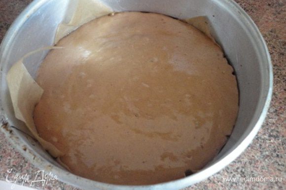 1. Яйца взбить с сахаром и солью в пену. Всыпать муку, смешанную с какао и разрыхлителем. Размешать. Форму d=22~24 см выстлать бумагой для выпечки. Вылить тесто.