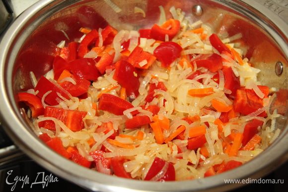 Добавить к овощам чеснок и сладкий перец, посолить, тушить под крышкой минут 7, периодически помешивая.