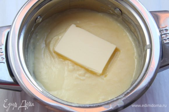 Добавить размягчённое сливочное масло, взбить до пышного крема.