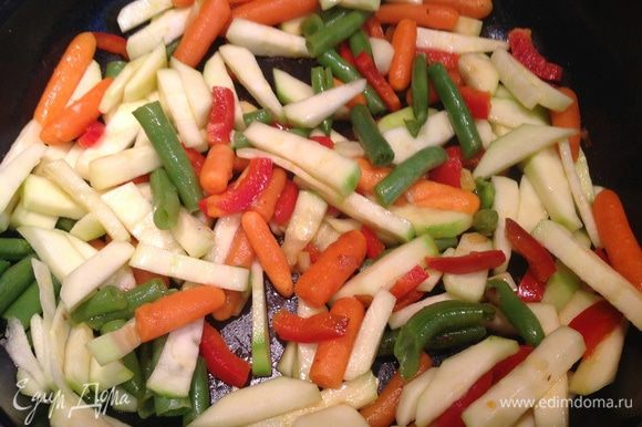 На той же сковороде обжарьте овощи (не размораживая). Берите ту овощную смесь, которая нравится вам. У меня в равных пропорциях: морковь, стручковая фасоль, кабачки, болгарский перец, помидоры.