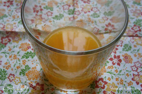 Из апельсина выжать сок.