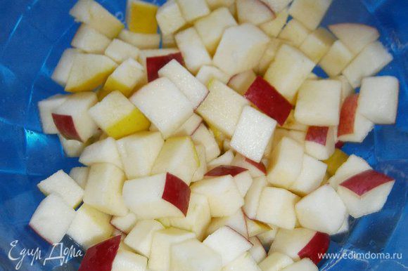 Яблоки нарезать кубиками, сложить в миску и сбрызнуть соком лимона.