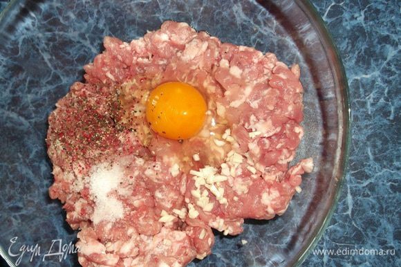 В фарш (у меня свиной) добавить 1 яйцо, соль и перец по вкусу. чеснок.