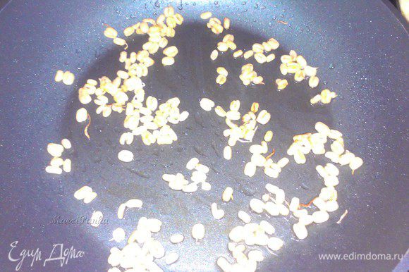 На сухой сковороде (или в капле растительного масла) обжарить пророщенные ростки бобов мунг до светло-золотистого цвета, примерно в течении 1-2 минут.