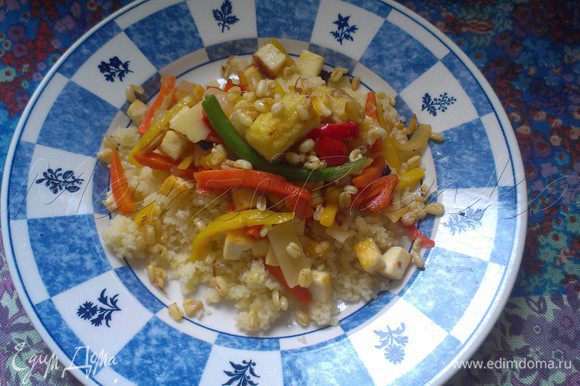 В тарелку выложить кус-кус, сверху добавить панир с овощами wok. Присыпать пророщенными ростками маша. И наслаждаться вкусным и полезным блюдом!