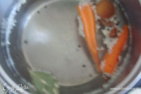 Сварить овощной бульон из тех ингредиентов, которые нравятся (у меня - небольшая морковка, 1/4 луковицы, немного сушеного пастернака, перец горошком и лавровый лист).