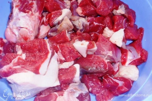 Мясо, обязательно с косточкой и жирком (у меня лопатка) порезать средними по размеру кусочками.