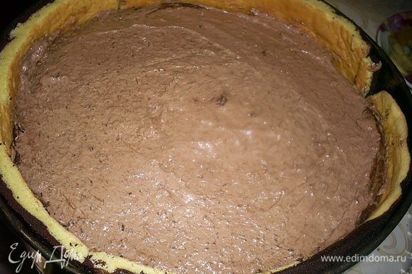 Затем выкладываем сверху мусс, оставив немного для сглаживания верха торта. Затем кладем второй шоколадный бисквит. А сверху выравниваем поверхность муссом. Отправляем торт в холодильник минимум на час.