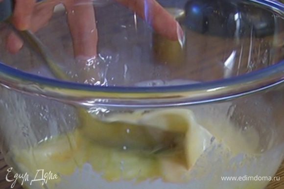 Молоко соединить со сметаной, влить растопленное сливочное масло, добавить яйцо и перемешать.