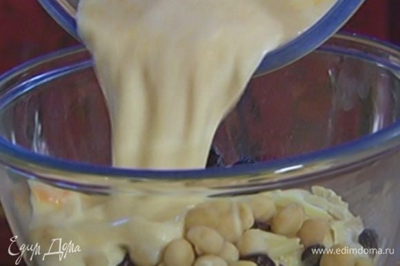 Молочно-яичную смесь влить к муке с орехами и шоколадом и вымешать тесто.