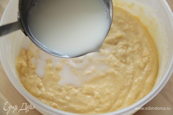 Горячее сладкое молоко аккуратно влить в яичную смесь, по чуть-чуть, примерно половину порции, тщательно размешивая.