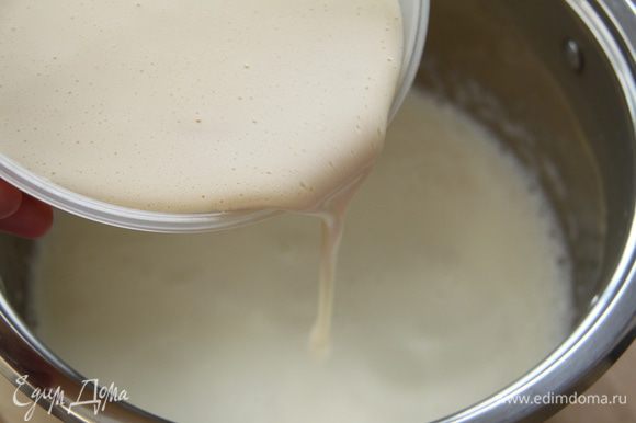 Эту смесь вылить к общему количеству молока, постоянно помешивая и проварить до готовности (до состояния жидкой сметаны). Дать крему полностью остыть!
