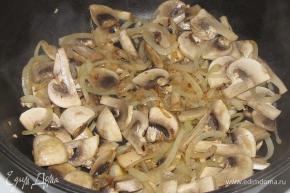 Добавить нарезанные ломтиками грибы и готовить еще 5 минут.