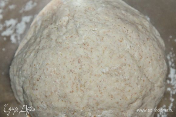 Из муки, воды, соли и соды замесить крутое тесто. Упаковать под пищевую пленку и оставить в покое на полчаса.