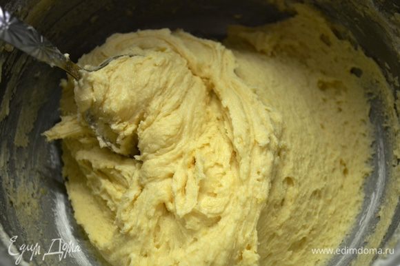 Добавляем ванильный сахар, соду и муку (автор рецепта рекомендует добавлять муку постепенно - чтобы тесто получилось мягким).