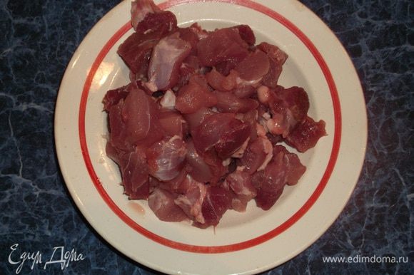 Мясо нарезать на небольшие кусочки. Можно использовать, говядину или баранину. В общем, любое мясо.