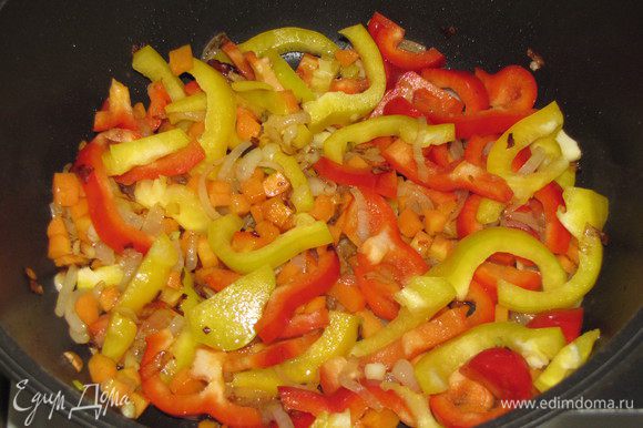 Добавить морковь и болгарский перец, жарить примерно 5 минут, помешивая.