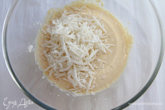 Добавить тертый сыр и оставшееся молоко (100 г).