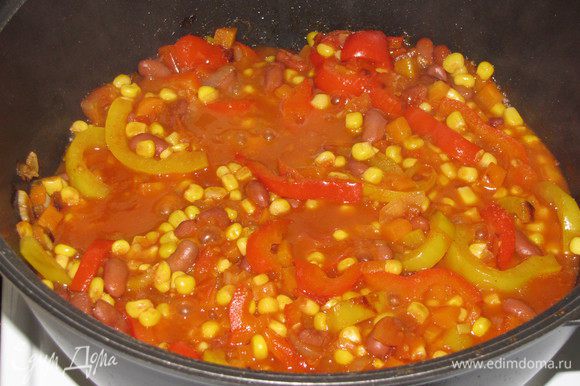 Выложить в сотейник к овощам консервированную кукурузу и фасоль (я взяла фасоль в томатном соусе).